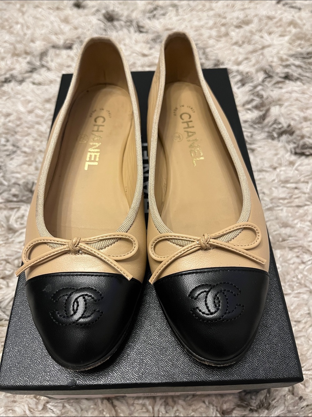 Chanel ballet flats. Classic. Beige. Black. Lambskin. Size 36. Pre-owned in box.